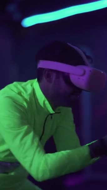 Modern Interaktív Technológiák Fiatal Férfi Egy Virtuális Valóság Szemüveg Játszik — Stock videók