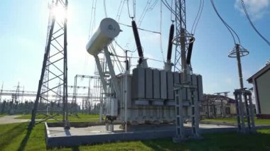 Belarus, Minsk - 6 Ekim 2022: Elektrik hattı endüstriyel görüşü, elektrik iletimleri hattı, trafo görüşü, enerji dönüşümü ve ulaşım elektriği süreci.