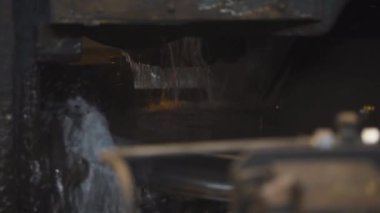 Çelik fabrikası, çelik çubuk ve boru üretimi, su soğutma işlemi, üretim hattında taşınan kırmızı-sıcak boru, ağır sanayi, rulo metal fabrikası.