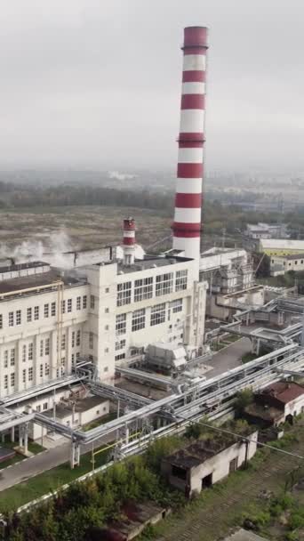 Enorma Värmekraftverk Från Höjd Byggnader Och Rör Miljöfrågor Kraftproduktionssystem Antenn — Stockvideo