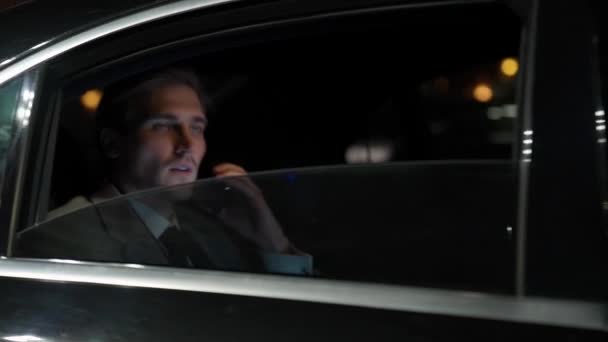 Handheld Geschäftsmann Sitzt Einem Fahrenden Auto Telefoniert Mit Einem Mobiltelefon — Stockvideo