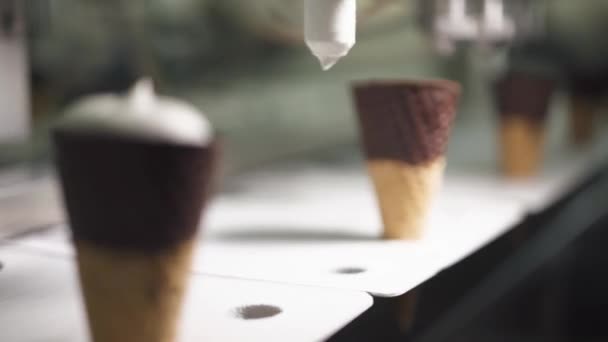 アイス クリームの生産 ワッフル カップのアイス クリームの詰物プロセス 生産ラインのPlombirのアイス クリームが付いている交通機関のワッフル コーン 乳製品 — ストック動画