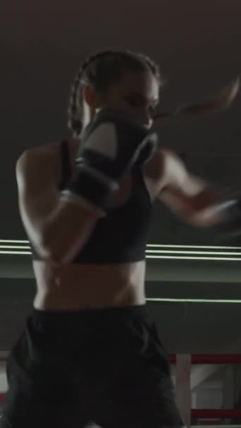 Mujer Deportiva Combate Entrena Sus Golpes Supera Saco Boxeo Día — Vídeos de Stock