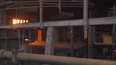 Çelik fabrikası, çelik boru üretimi, fırından çelik sıcak tüp taşıma süreci, çelik dikişsiz boru üretim hattı ağır sanayi.