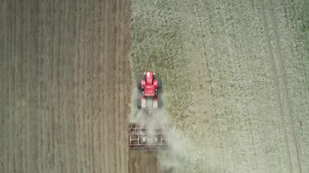 Tahıl Ekme Tarım Traktörü Toprağı Sürme Tarla Tozu Yükseklikten Manzara Telifsiz Stok Çekim