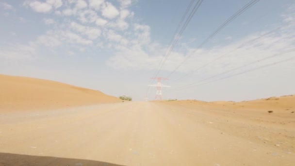 Şehrin Dışına Orta Doğu Karayolu Gezisi Issız Bir Yolda Giden Telifsiz Stok Video