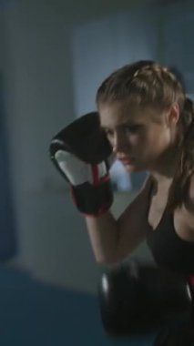 İki kadın dövüşçünün antrenman savaşı, boks salonunda antrenman, boksör treni savunması ve bir dizi yumruk, dikey video..