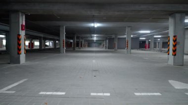 Yeraltı otoparkının statik arka planı, beton duvarlı bir ofis binasının park yeri, beton tünel, kromakey şablonu..