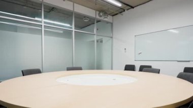 Yuvarlak masalı toplantı odası, boş ofis çalışma alanları, doğal ışıklandırma, arka plan şablonu.