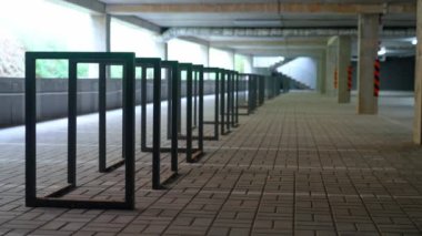 Dekorasyonlar, yeraltı otoparkının durağan arka planı, beton duvarlı bir ofis binası, beton tünel, kromakey şablonu..