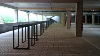 Dekorasyonlar, yeraltı otoparkının durağan arka planı, beton duvarlı bir ofis binası, beton tünel, kromakey şablonu..