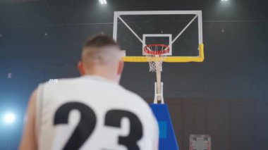 Basketbol antrenmanı, genç oyuncu başarısız oldu basketbolu potaya fırlattı..