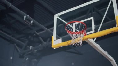 Sportif yaşam tarzı, basketbol antrenmanı, erkek oyuncu basketbolu başarıyla potaya atıyor, 4k yavaş çekim..