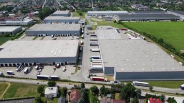 Varşova, Polonya - 25 Haziran 2024: Depo, yerleşim alanı yakınlarındaki büyük lojistik merkezi, depo binaları, kargo taşımacılığı, hava taşımacılığı, ambar yakınlarındaki çok sayıda kargo römorku ve kamyonun manzarası