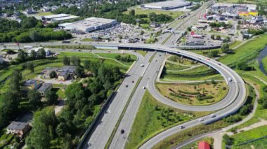 Czestochowa, Polonya - 1 Temmuz 2024: Ulaşım, küçük bir kasabada yoğun bir yol kavşağı, alışveriş merkezleri, benzin istasyonları ve otoyol yakınlarındaki barlardan yüksek bir manzara.
