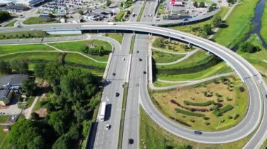 Czestochowa, Polonya - 1 Temmuz 2024: Otoyol, küçük bir kasabada yoğun bir kavşak, otoyoldaki bir trafik manzarası.