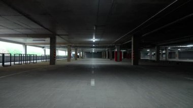 Dekorasyonlar, yeraltı otoparkının durağan arka planı, beton duvarlı bir ofis binası, beton tünel, kromakey şablonu..