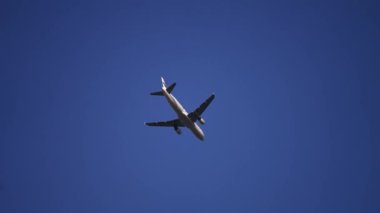 Varşova, Polonya - 18 Temmuz 2024: Gökyüzünde uçan yolcu uçağı, elde taşınan görüntüler.