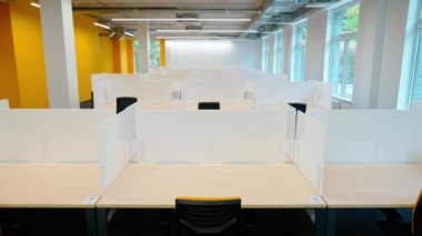 Eş zamanlı uzay statik arkaplanı, bir ofis alanı içi, boş çalışma alanlarının görünümü, doğal ışıklandırma, kromakey için arkaplan şablonu.