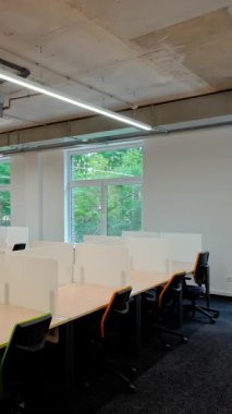 Dikey video durağan arkaplan, ofis alanı ve boş çalışma alanları, doğal ışıklandırma, arkaplan şablonu.