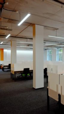 Statik arkaplan, ofis alanı ve boş çalışma alanları, doğal ışıklandırma, arkaplan şablonu, dikey video.