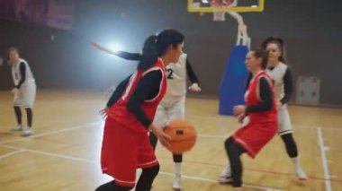 Basketbol antrenmanı, kadın oyuncu basketbolda başarıyla puan alıyor, iki takım basketbolcusunun karşılaşması, şampiyonluk, kadın gücü..