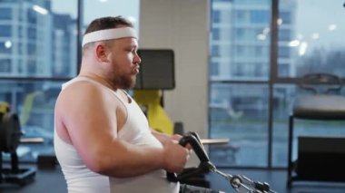 Yağ yakan, kilolu adam kürek çekme makinesinde taş kaldıran, blok aleti ve spor aletleri eğitimi alan.