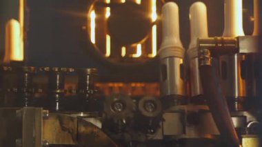 Süt üretimi, beyaz şişelerin görüntüsü plastik şişelerin taşınması, sıcak ışık..