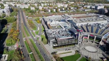Varşova, Polonya - 14 Ekim 2024: Büyük alışveriş merkezi hava manzarası, şehir manzarası, ikamet ve ofis binaları.