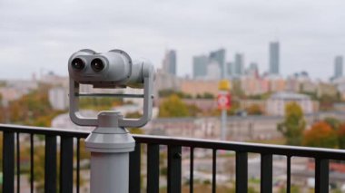 Varşova, Polonya - 14 Ekim 2024: Sonbahar sezonunda şehir manzarası, gözlem güvertesinde turist dürbünü, şehir manzarası, reklam tabelası.