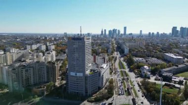 Varşova, Polonya - 14 Ekim 2024: Eski gökdelen ve yol kavşağı, ofis binası, yükseklik manzarası, şehir merkezindeki trafik, ufukta gökdelenler.