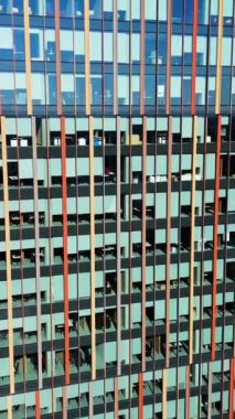 Varşova, Polonya - 14 Ekim 2024: Modern bir ofis binası, ofis pencereleri ve iç mekanları ile ilgili dikey video, bir iş merkezinde çalışmak.