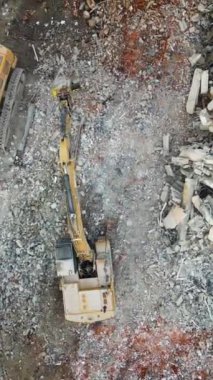 Polonya, Wroclaw - 17 Nisan 2023: Havadan görüş, yerleşim alanındaki bir binanın yıkılması, endüstriyel ekipmanların yardımıyla molozların sökülmesi, yükseklikten görüş.