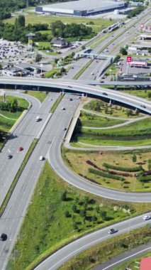 Czestochowa, Polonya - 1 Temmuz 2024: Dikey video, küçük bir kasabada işlek bir yol kavşağı, otoban manzarası, ulaşım.