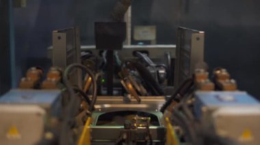 Modern ev aletleri üretimi, otomatik CNC kaynaklama alüminyum ve çelik plakalar, teknolojik işlemler.