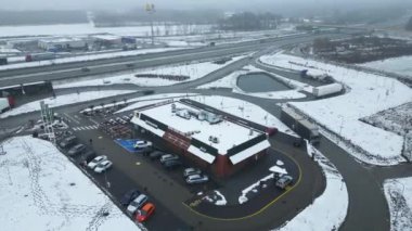 Polonya, Wroclaw - 28 Ocak 2023: Kış zamanı, yoğun bir otoyolda hava manzarası, otoyolun yakınındaki bir McDonalds restoranının yüksekliği, yol trafiği.