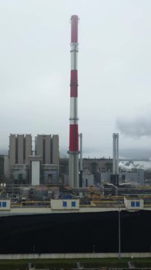 Yavaş çekim, endüstriyel manzara, kömürden enerji alımı, termal elektrik santrali, sis içindeki boruların yüksekliği, çevresel sorunlar, dikey video..