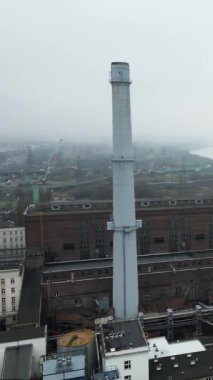 Kömürden, termik santralden, sisteki boruların yüksekliğinden izometri görüntüsünden, çevresel sorunlardan, dikey video görüntülerinden enerji çıkarımı.
