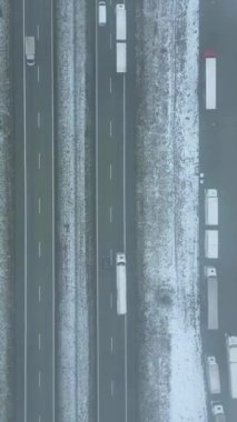 Polonya, Wroclaw - 28 Ocak 2023: Kış zamanı sisli hava, yoğun bir otoyolda hava manzarası, yoldaki yükseklik trafiği.