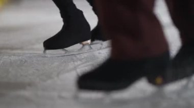 Buz dansı, profesyonel dansçılar, gösteriden önce buz üstünde antrenman, patenli bacak manzarası..