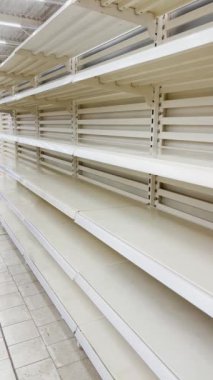 Boş süpermarket rafları, tükenmiş mallar, kilitlenme, dikey video.