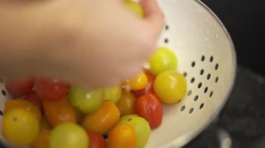 Sağlıklı yemek yapar, ellerini kapatır, kadın salata yapmadan önce taze domates suyu yıkar..