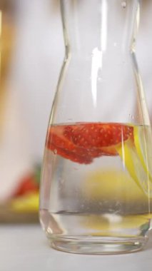 Ağır çekim, ferahlatıcı çilekli limonata yapan kadın, sabah mutfakta, su dengesi....