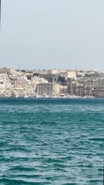 Takımadalar, eski kasaba manzarası, körfezde park etmiş yatlar, mimarlık ve yat limanı, dikey video manzarası, deniz manzarası..