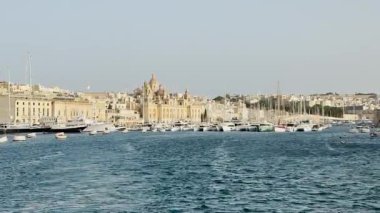 Takımada, eski kasabanın güzel manzarası körfezde park etmiş yatlar, mimarlık ve yat limanı, video manzarası, deniz manzarası, Malta, Valletta.