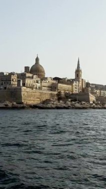 Dikey video, Archipelago, Güney Avrupa, eski kasaba ve körfez manzarası, mimari ve yat limanı, video manzarası, deniz manzarası, Malta, Valletta.