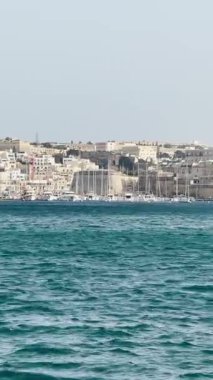 Takımadalar, eski kasaba manzarası, körfezde park etmiş yatlar, mimarlık ve yat limanı, dikey video manzarası, deniz manzarası..