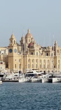 Malta, Valletta - 22 Mart 2025: Eski kasabanın körfezindeki liman ve yatların güzel manzarası, mimari ve yat limanı, dikey video manzarası, koy manzarası.
