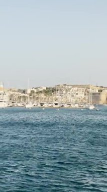 Güzel körfez manzarası, limanda yatlar, eski kasaba mimarisi dikey video manzarası, deniz manzarası..