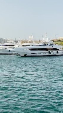 Malta, Valletta - 23 Mart 2025: Güney Avrupa, limanın güzel manzarası ve körfezdeki büyük yatlar, eski kasaba ve yat limanı, körfez manzaralı dikey video.